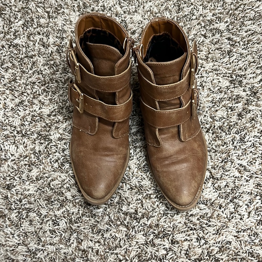 Girl’s size 4/Women’s size 6 Justice boots